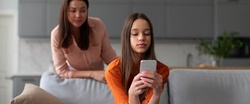 Monitoring vs. Trust: Striking the Right Balance in Online Parenting